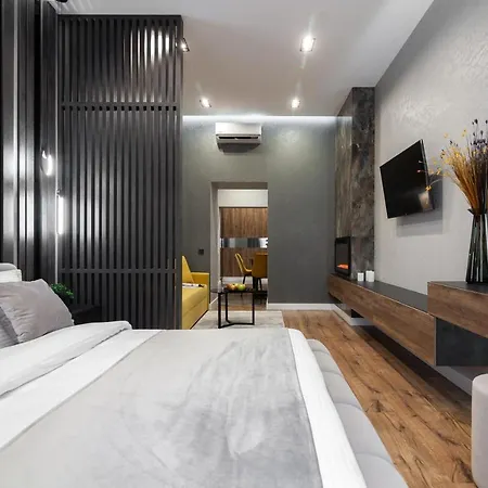 Dream On Drahomanova Street アパート リヴィウ