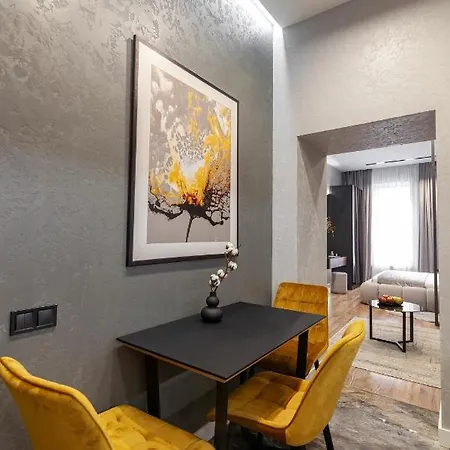 Dream On Drahomanova Street * リヴィウ