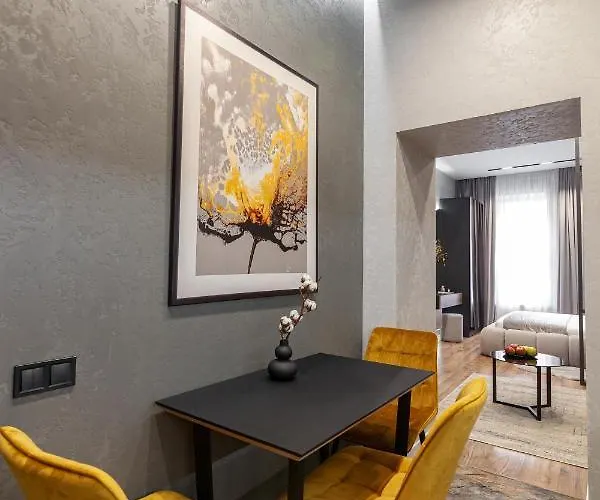 Dream On Drahomanova Street * Leópolis